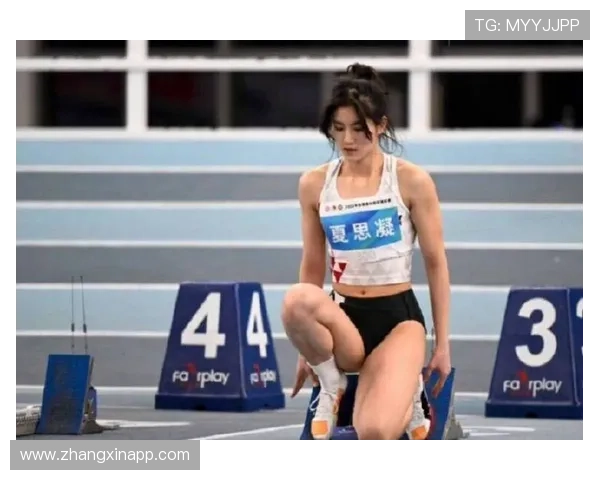 腹肌女神吴安琪比夏思凝更显年轻 姐妹情深与吴艳妮同站一侧赞其卓越